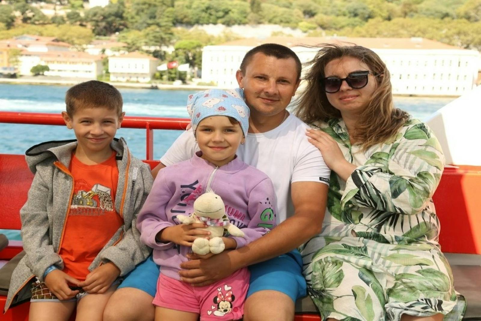 Šťastná rodina během křižovatek po Bosporu