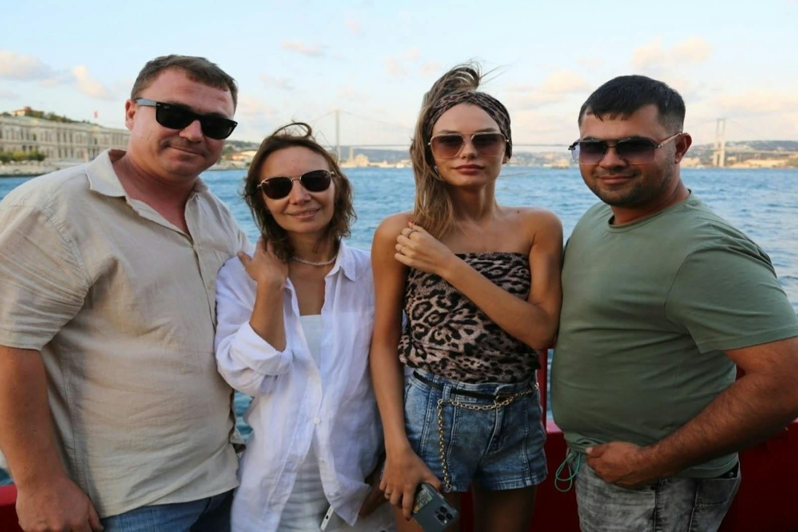 Gruppe af smilende passagerer på Bosphorus-krydstogter