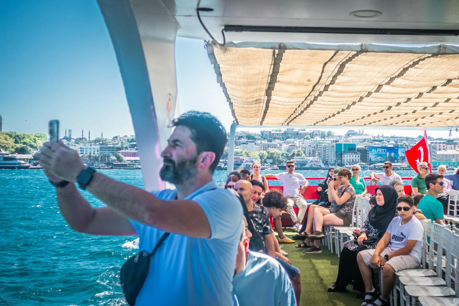Smilende passagerer under Bosporus-krydstogter