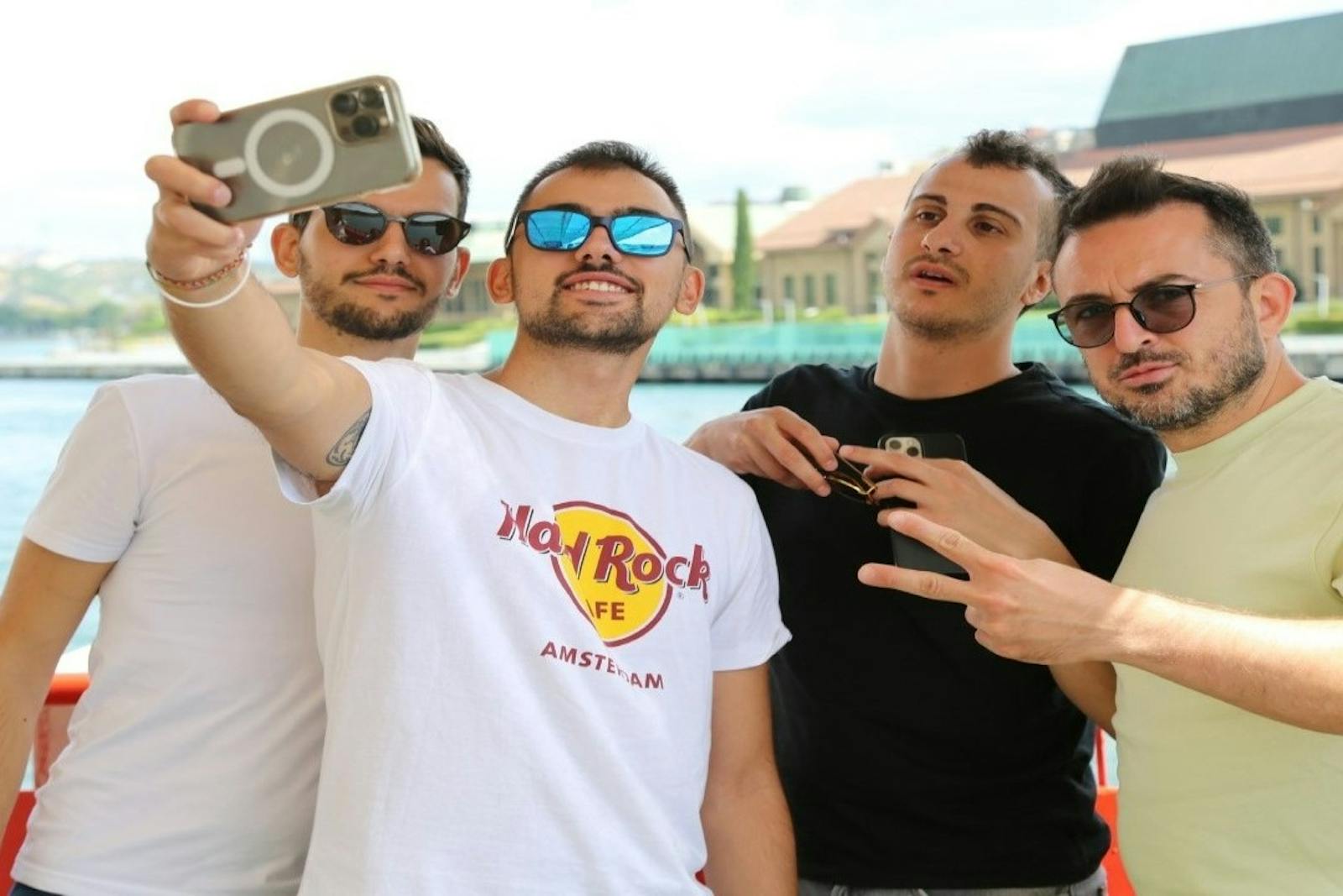 Venner tager selfie på Bosphorus-krydstogter