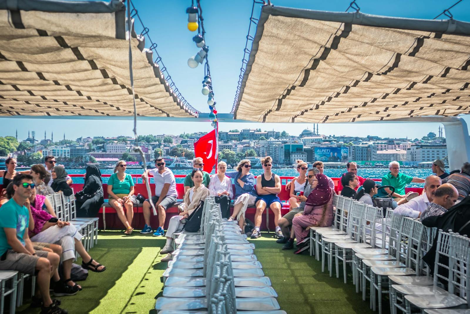 Passagiere auf den Bosporus-Kreuzfahrten