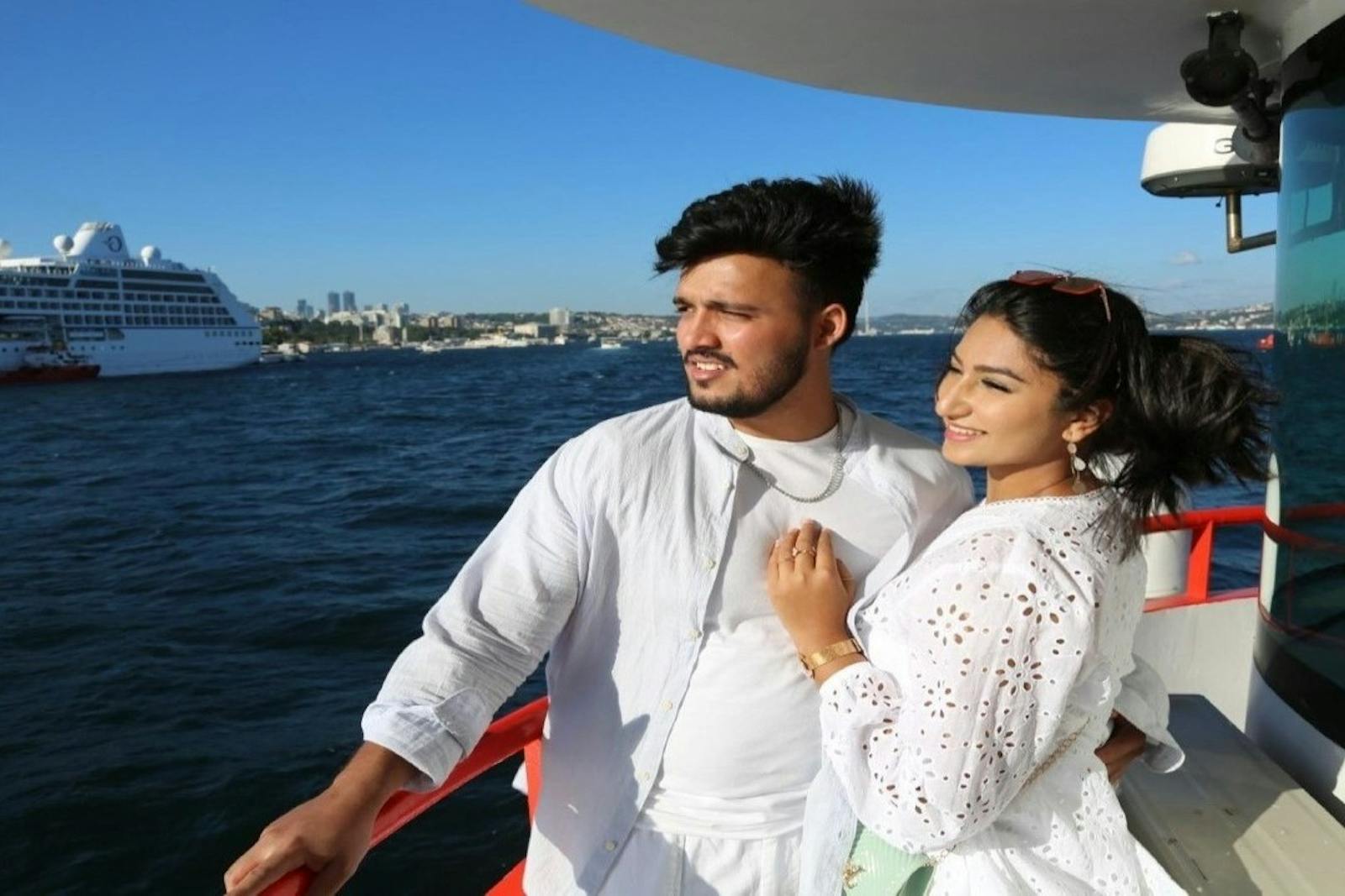 los Cruceros por el Bósforo con pareja sonriente