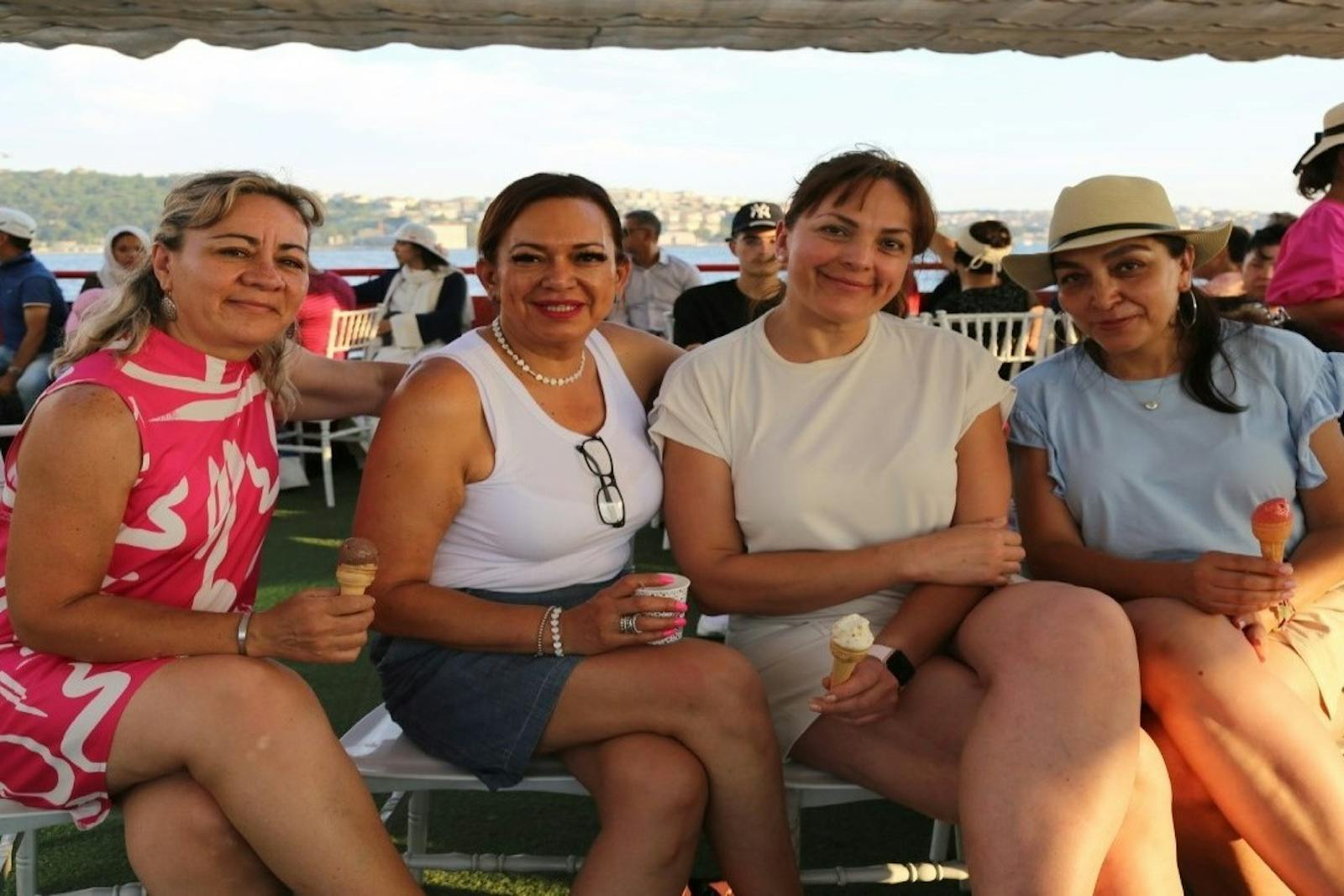 Quattro amiche sorridenti durante le Crociere sul Bosforo