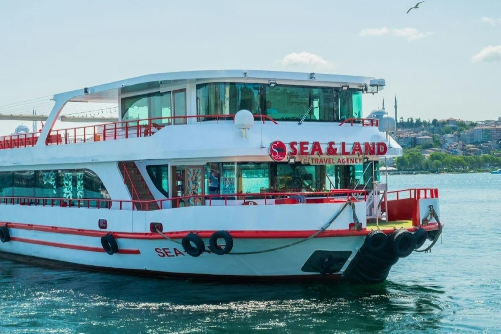横からのボスフォラス海峡クルーズ